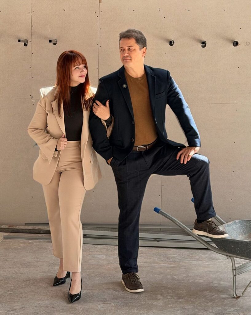 Sunamita e Silvio, fundadores da Branca Boutique, durante a obra da nova loja em Itaipava