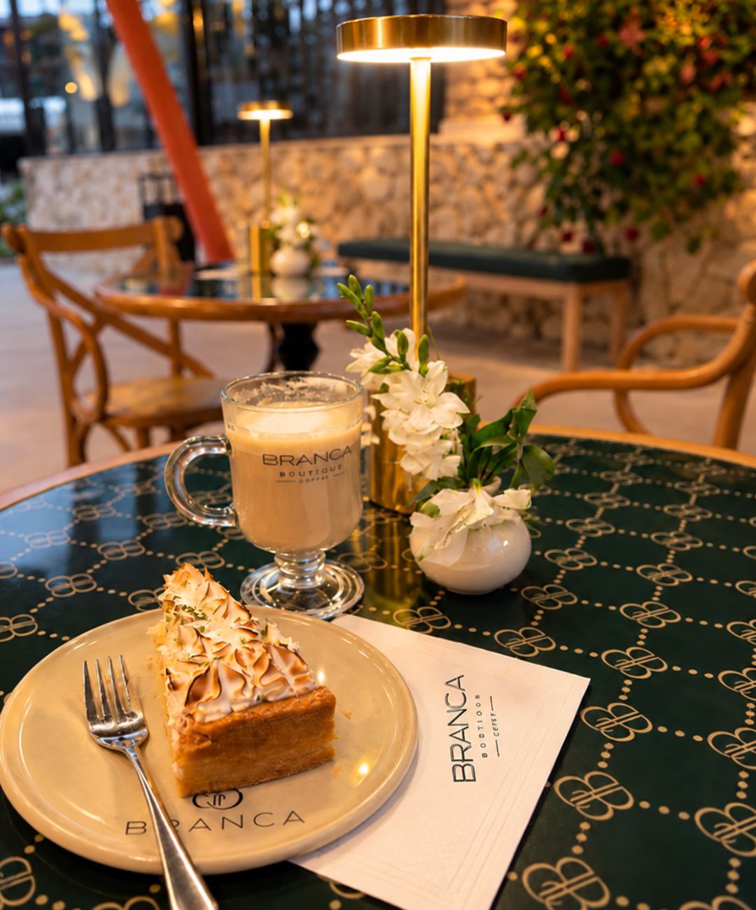 Mesa com café e torta no evento Branca Boutique Coffee Itaipava, com xícara e cardápio personalizados