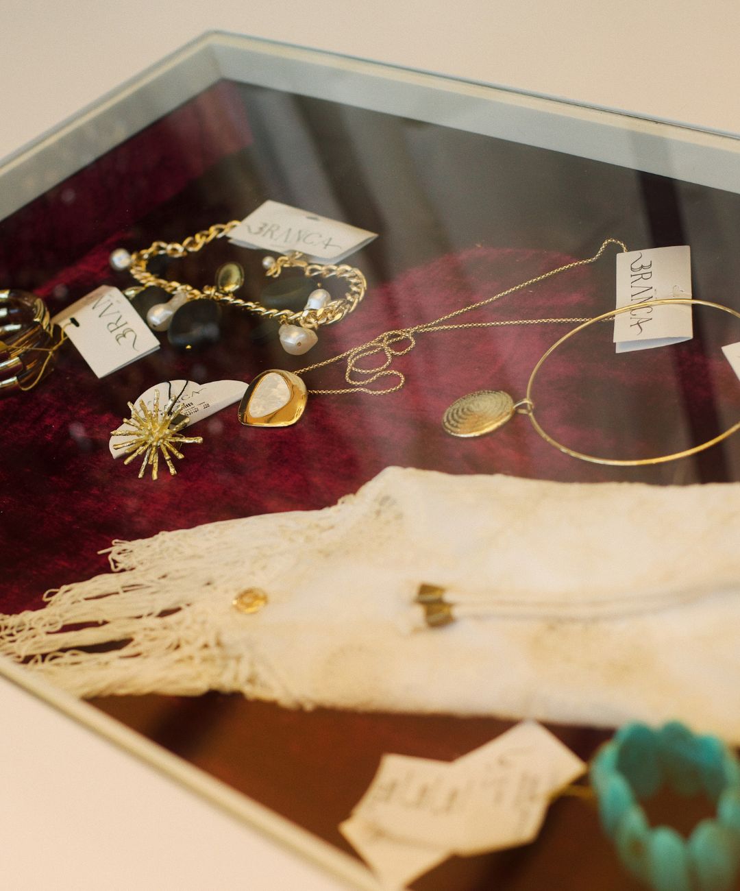 Vitrine de joias e acessórios Branca Boutique no evento Coffee Itaipava