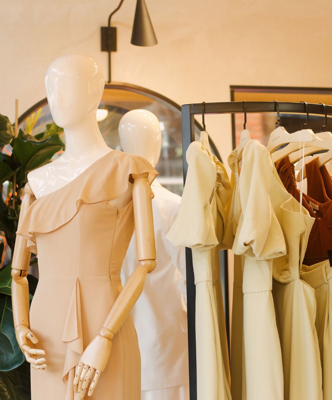 Manequim com vestido bege assimétrico de babado no evento Branca Boutique Coffee Itaipava