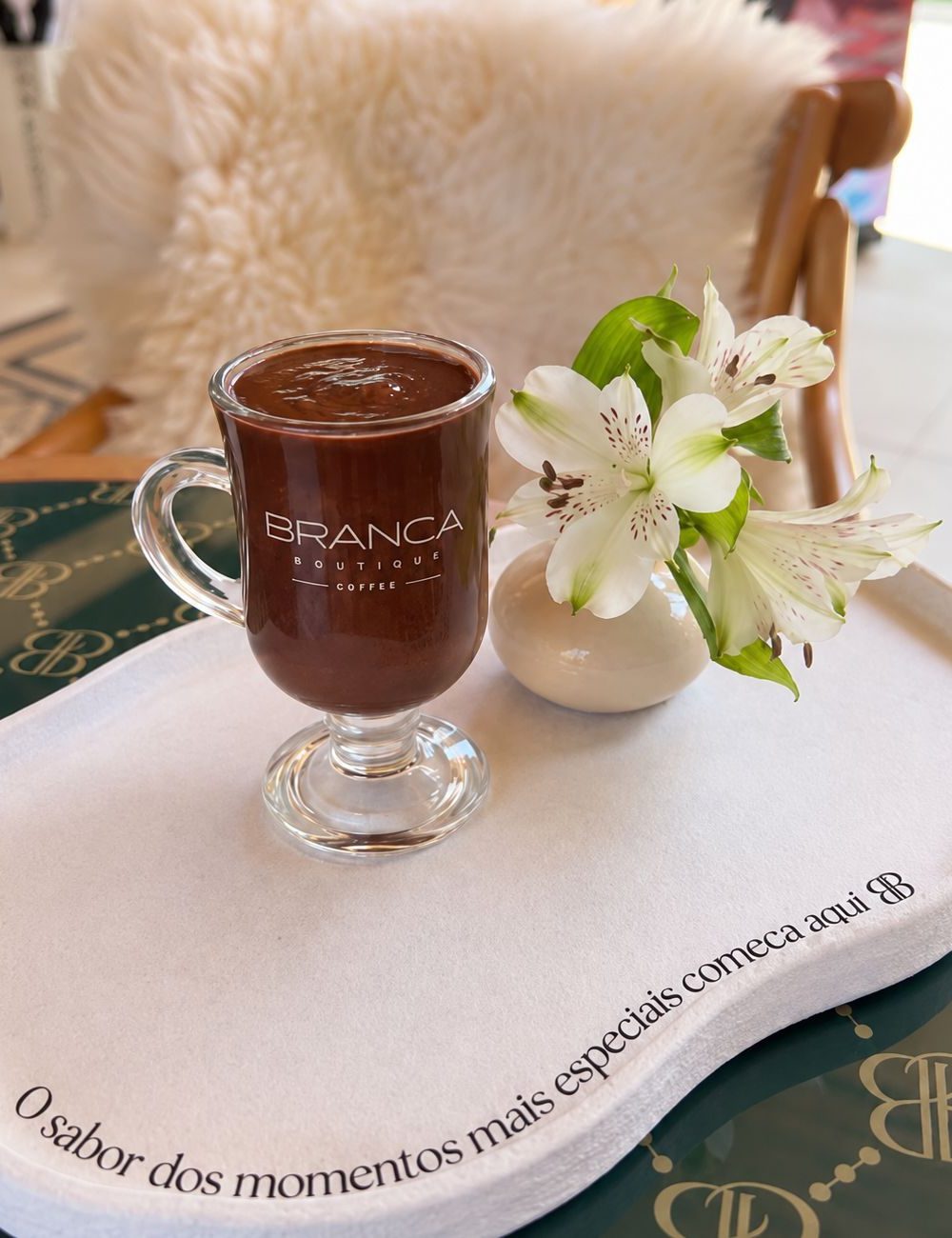 Xícara Branca Boutique Coffee com flores brancas e frase 'O sabor dos momentos mais especiais começa aqui'